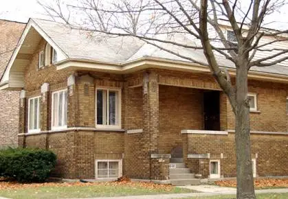 SOUTH SHORE HOME - BUNGALOW ADDRESS UNKNOWN - FROM REAL ESTATE BROKERS SITE