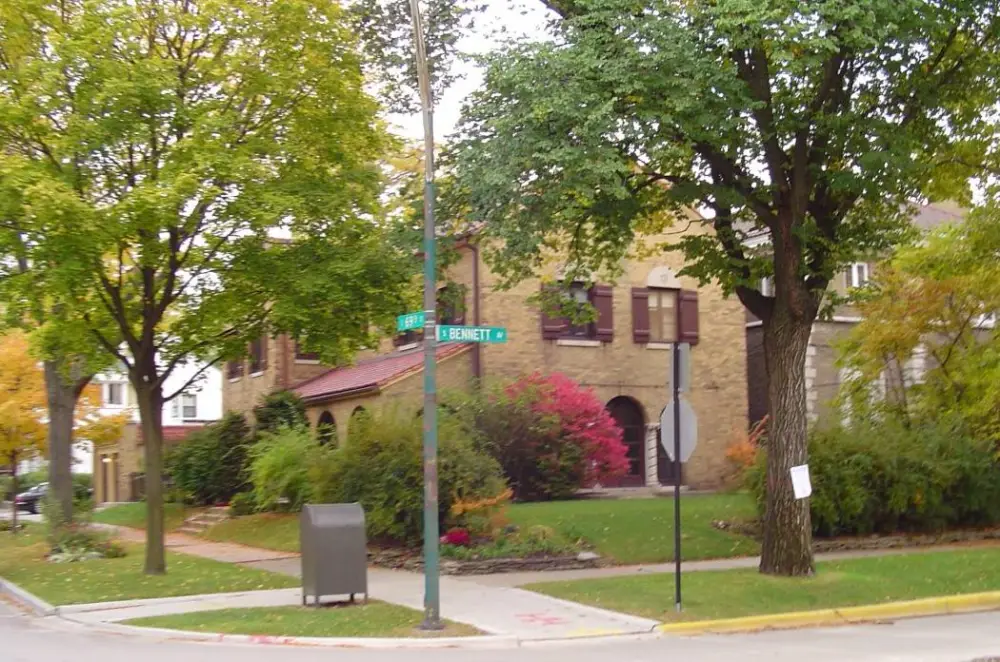 SOUTH SHORE RESIDENTIAL STREET - 69TH AND BENNETT - BEAUTIFUL HOME - FROM CHICAGO NEIGHBORHOOD SITE