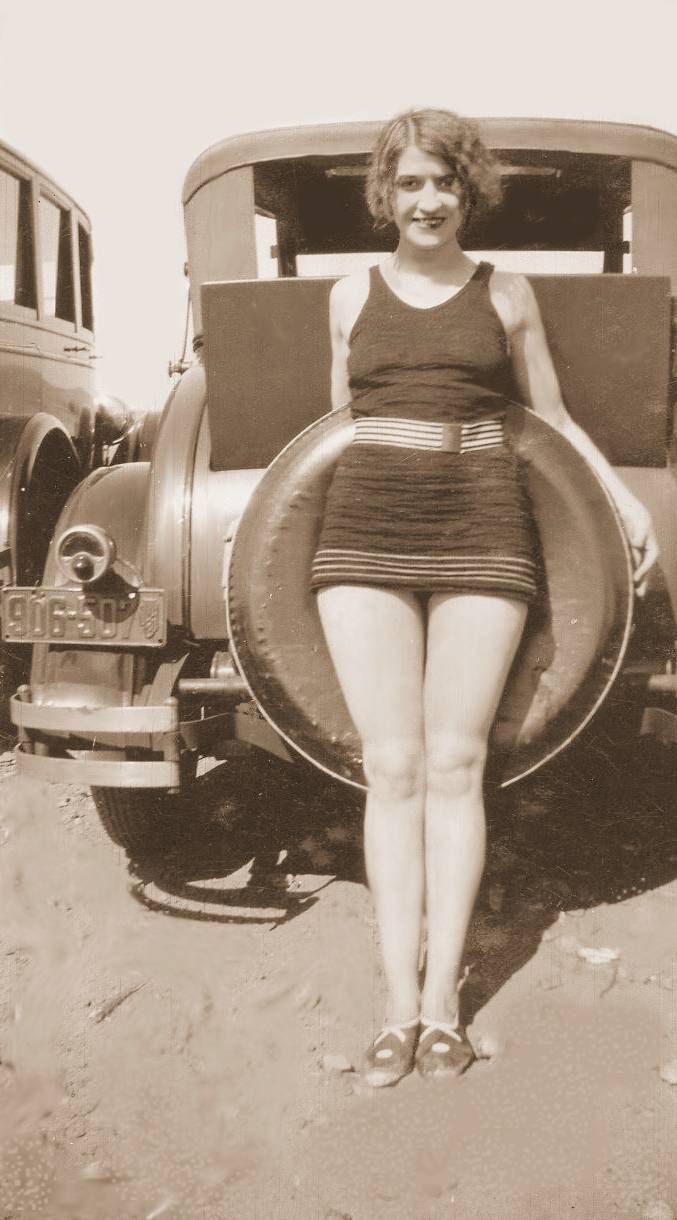 PHOTO - CHICAGO - 74TH STREET BEACH - UNKNOWN YOUNG WOMAN AND CARS - 1927