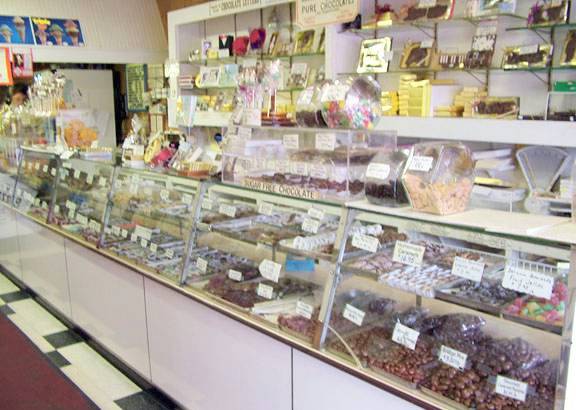 PHOTO - CHICAGO - CUNIS ICE CREAM - SOUTH HOLLAND - CANDY COUNTER