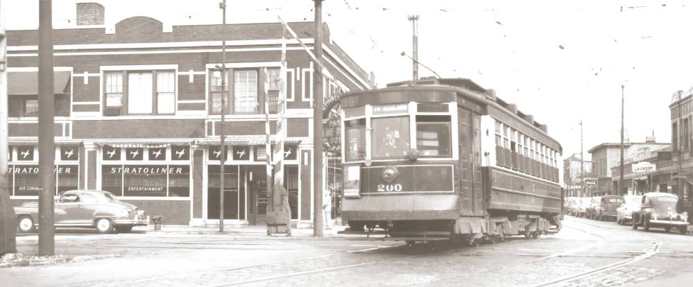 PHOTO - CHICAGO - 75TH AND EXCHANGE - LOOKING E - LEFT IS STRATOLINER LOUNGE - 2634 E 75TH - STREETCAR CROSSING I.C. RR TRACKS - MID 1940s