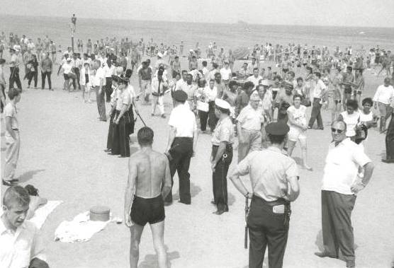 PHOTO - CHICAGO - RAINBOW BEACH SOUTH SHORE - CROWD AND POLICE - WADE-IN DEMONSTRATION - 1960
