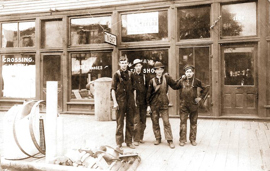 PHOTO - CHICAGO - TAYLOR'S FURNACE AND TIN SHOP - 1104 E 75TH - JUST E OF GREENWOOD - WORKERS IN FRONT - 1907