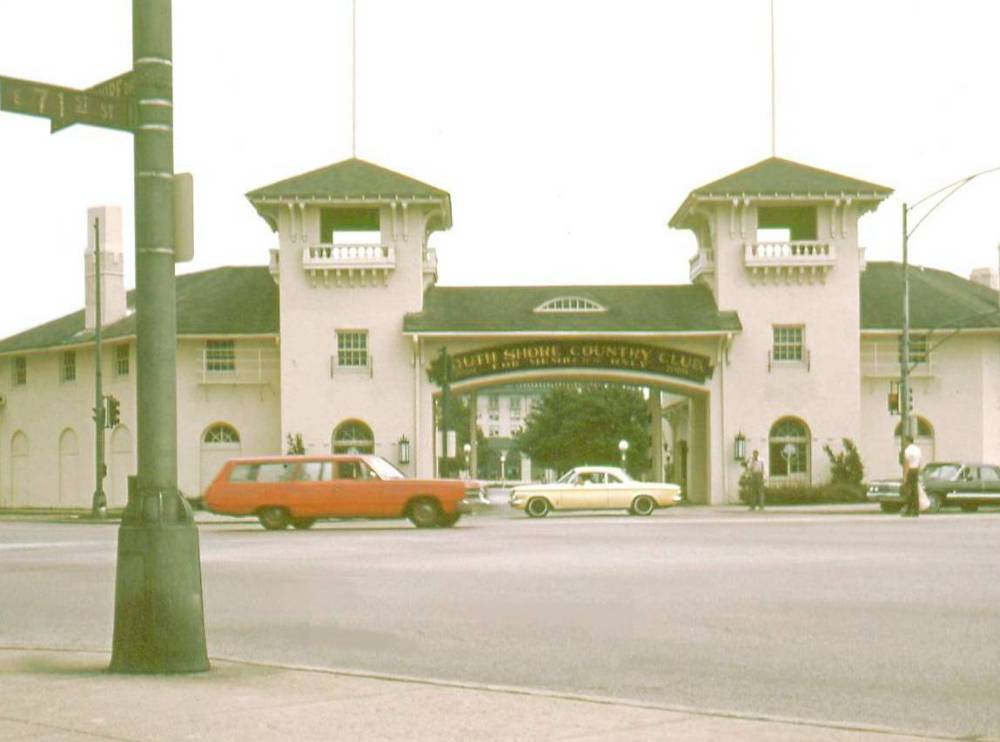 PHOTO - CHICAGO - 71ST AND SOUTH SHORE DRIVE - GATES TO SOUTH SHORE COUNTRY CLUB FROM ACROSS STREET - 1967
