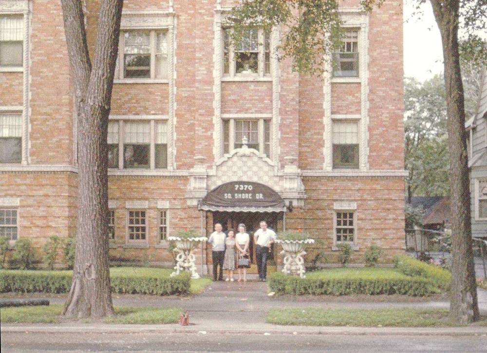 PHOTO - CHICAGO - 7370 SOUTH SHORE DRIVE - PICTURE FROM A JUST-MOVED-IN CARD - UNKNOWN PEOPLE STANDING AT ENTRANCE - 1965