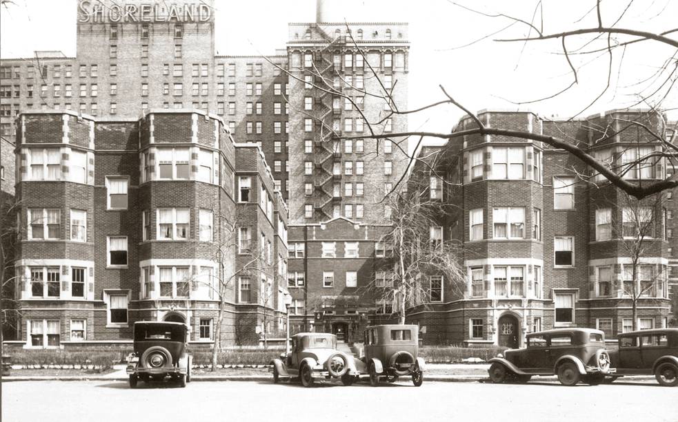 POSTCARD - CHICAGO - BACK SIDE OF SHORELAND HOTEL - FROM STREET WITH BEAUTIFUL APARTMENT BUILDING - HYDE PARK - c1930