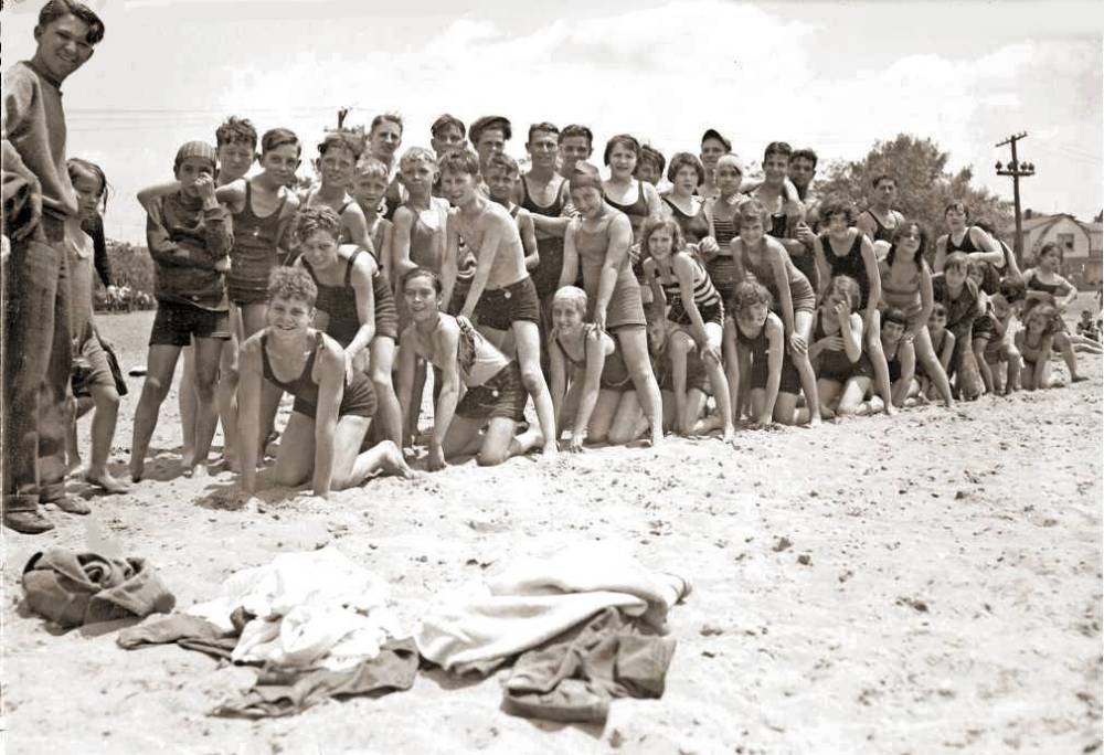 PHOTO - CHICAGO - RAINBOW BEACH - PILE-UP STUNT - NOTE BOYS AT ONE END AND GIRLS AT THE OTHER - 1929 - EDITED FROM AN IMAGE ON CHRON SITE