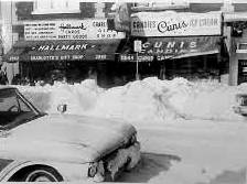 A PHOTO - CHICAGO - 79TH STREET JUST W OF COLFAX - CUNIS ICE CREAM - CHARLOTTE'S GIFTS - HEAVY SNOW