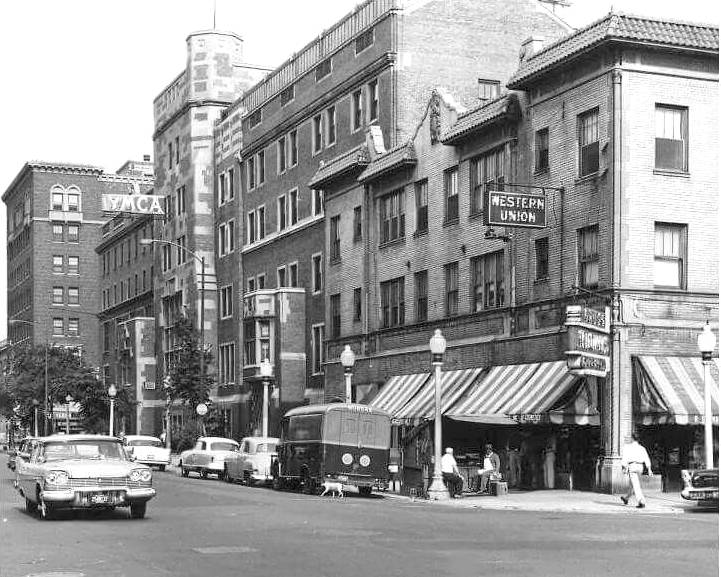 A PHOTO - CHICAGO - 53RD AND BLACKSTONE - STREET SCENE - YMCA - DRUG STORE - WESTERN UNION - LATE-1950s