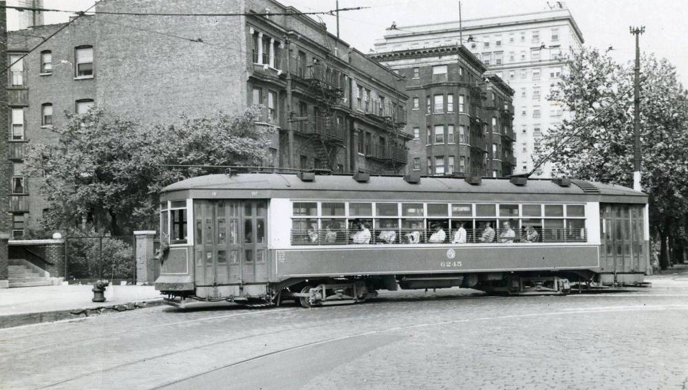 B PHOTO - CHICAGO - STONY ISLAND ROUTE STREETCAR TURNING - C T A - LOCATION UNKNOWN - 1947