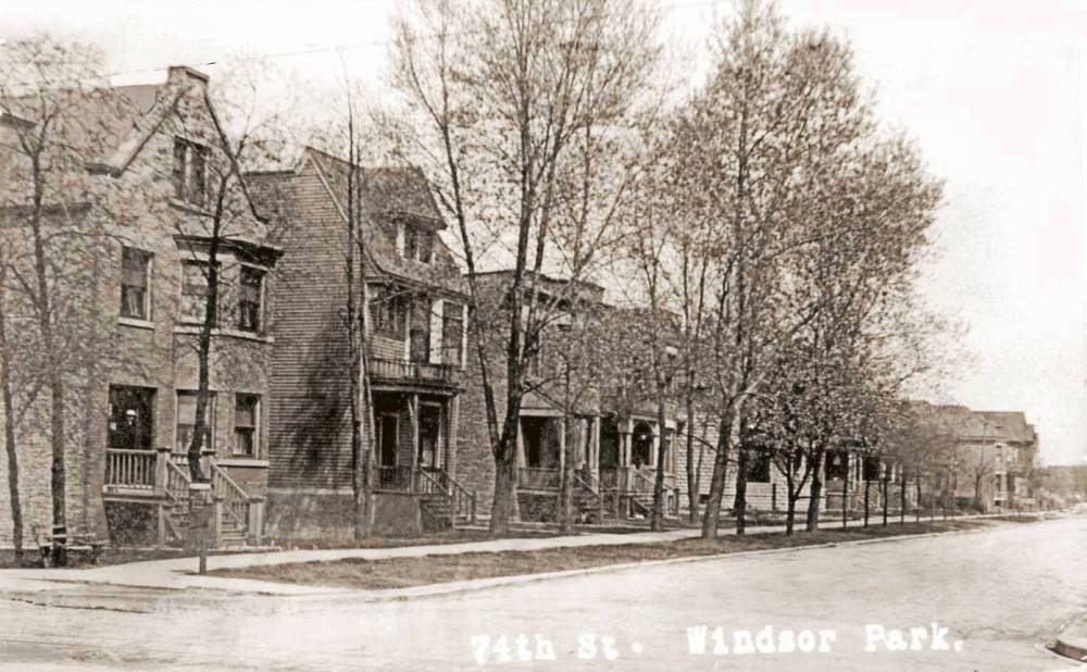 POSTCARD - CHICAGO - 74TH STREET WINDSOR PARK - ROW OF HOMES AND APARTMENTS ON TREE-LINED STREET - 1910